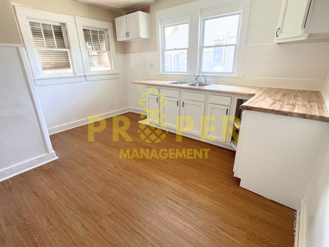 Building Photo - 2 bedrooms 1 bathroom house