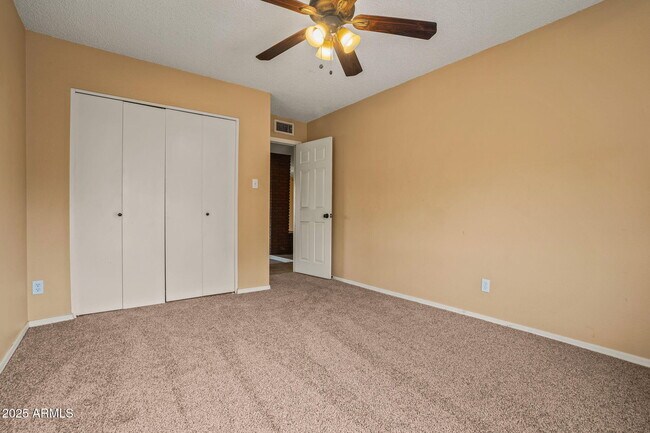 Building Photo - 2534 E Randall Dr