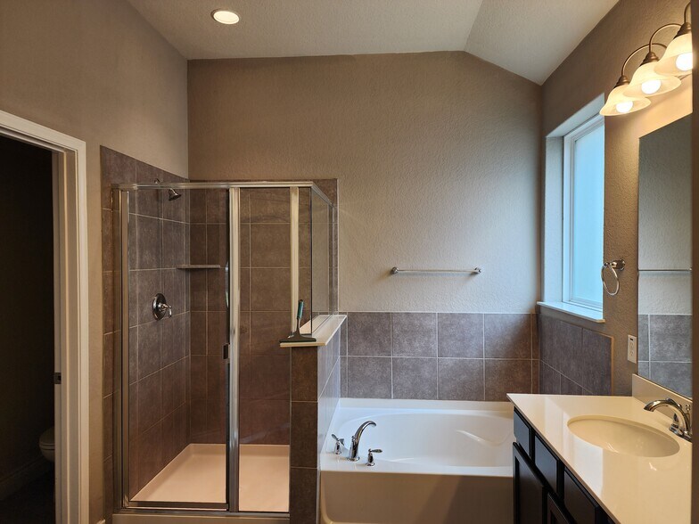 Building Photo - 27423 Paraiso Sands