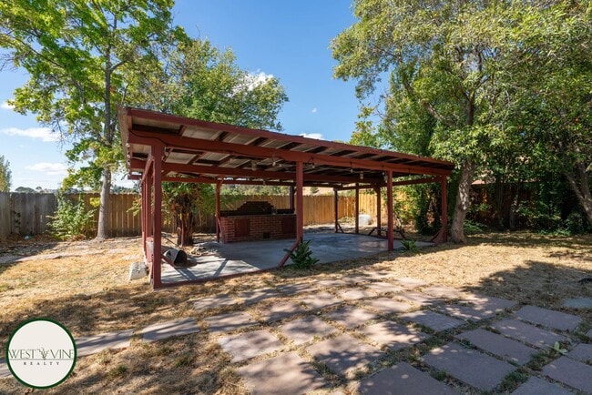 Building Photo - Gorgeous Single Story Home w/ Expansive Ba...