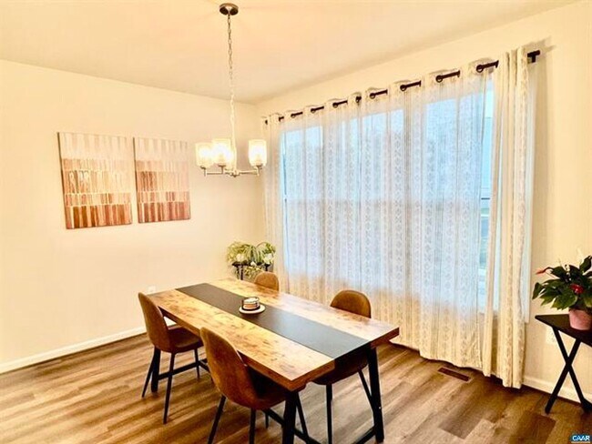 Building Photo - Southwood- Gorgeous style and like new condition with a great location to downtown and the Univer...