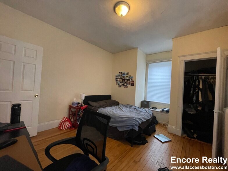 Building Photo - 19 Thatcher St