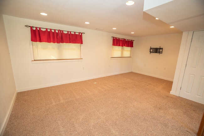 Building Photo - 710 Earl Lee Dr