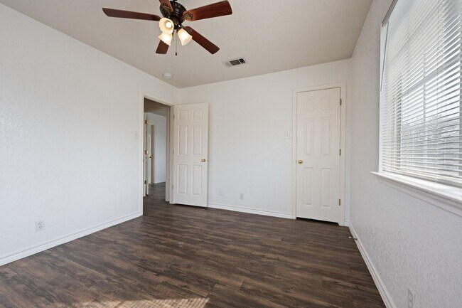 Building Photo - 203 Tamara Dr
