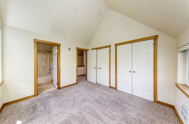 Building Photo - August Rent 50% Off  - Courtyards Condominium unit in Town