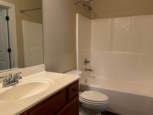 Building Photo - 122 Singapore Cir