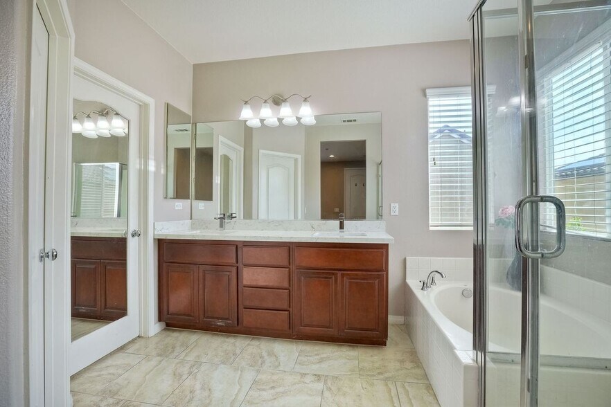 Building Photo - 10419 Paradisio Pl