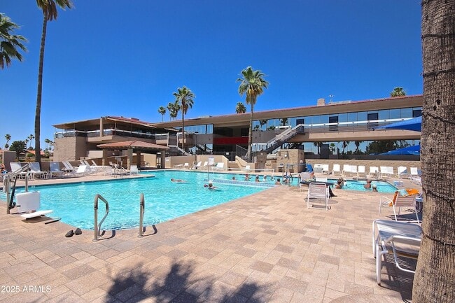 Building Photo - 1702 E Palm Beach Dr