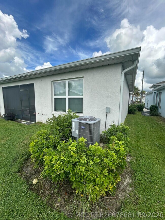 Building Photo - 825 Persimmon Pl