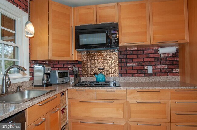 Building Photo - 7807 Hayfield Rd