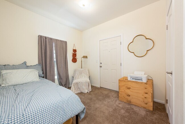 Building Photo - Cozy Upgraded Home w/ Panoramic Mountain V...