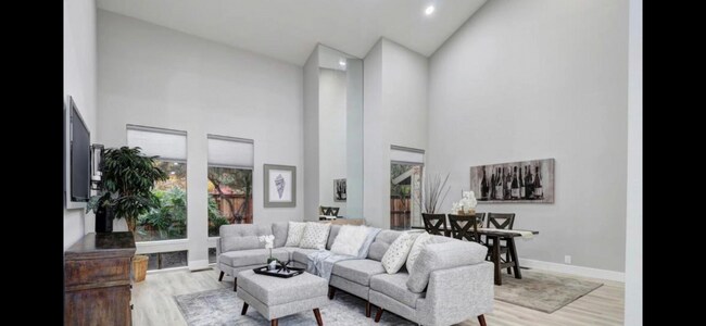 Building Photo - Spacious and beautiful 3 bedroom 2 bath ho...