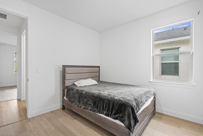 Building Photo - 8906 Dahlia Cir