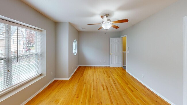 Building Photo - Experience urban living in this stylish to...