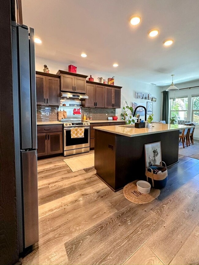 Building Photo - Stunning home available in Stone Creek!  Must see the interior!
