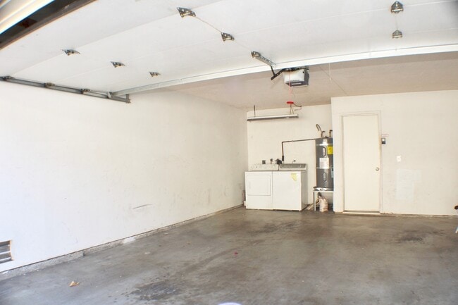 Building Photo - Spacious 3B/2.5BA UTC Townhouse w/ Garage,...