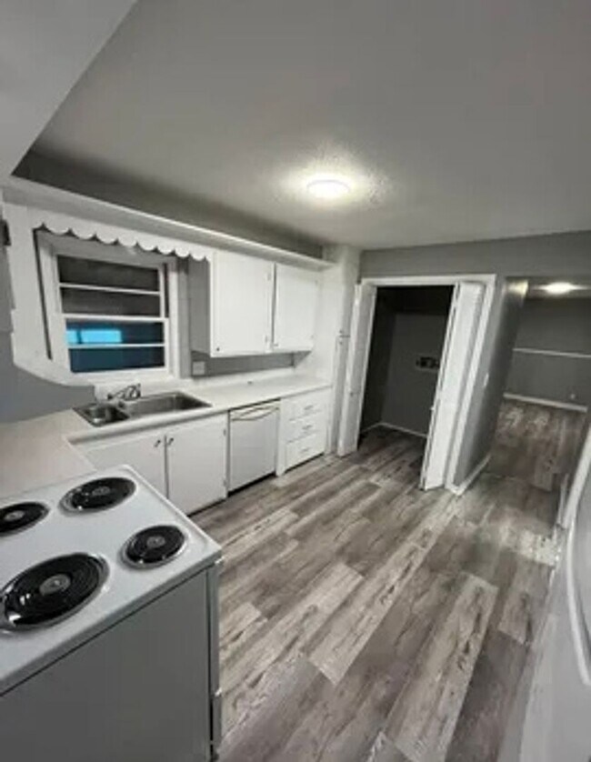 Building Photo - 3 bedroom/2 bath house