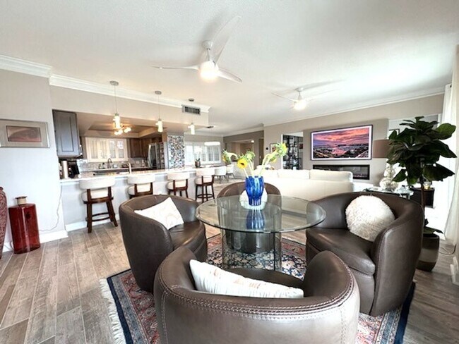 Building Photo - Stunning Penthouse with Amazing Views!