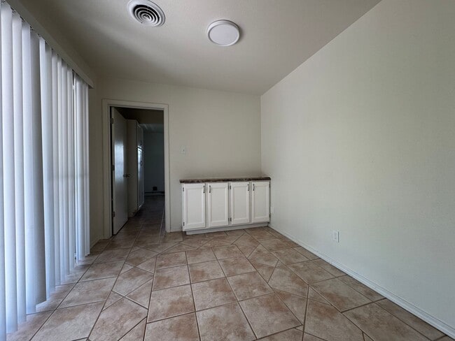 Building Photo - 612 N Lea Ave