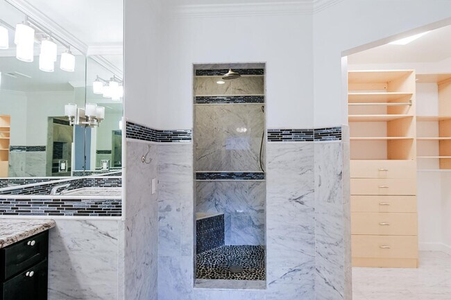 Building Photo - 5328 E Pinchot Ave