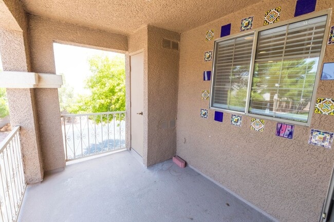 Building Photo - Available! 2 Bedroom Townhome inside Pacif...