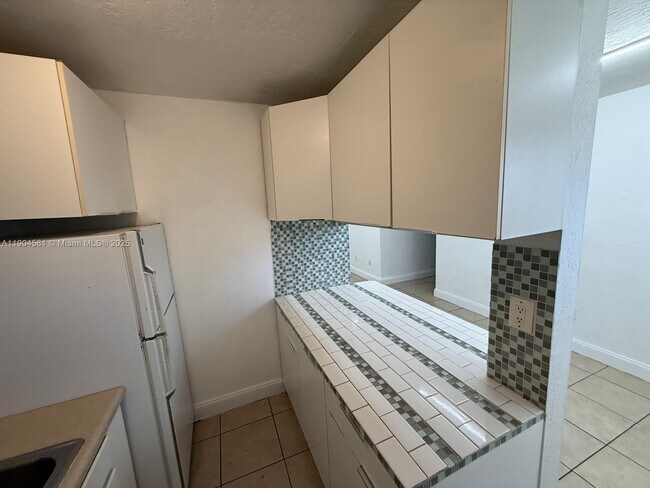 Building Photo - 1245 W 24th St