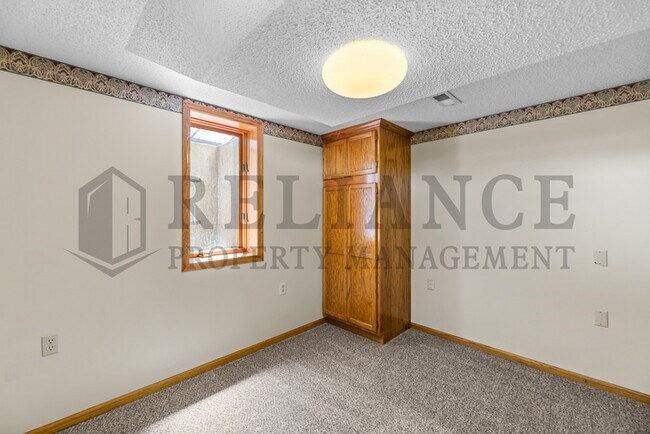 Building Photo - 3052 S Bonn Ave