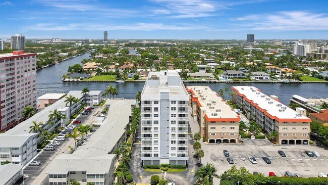 Building Photo - 3113 S Ocean Dr