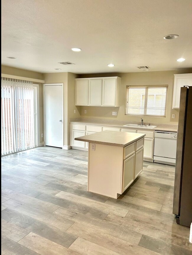 Building Photo - SW!!! OVER 2000 SQ FT!!! New Carpet!!! New Flooring!!! Freshly Painted!!! 4 bed 3 bath!!! Low Mai...
