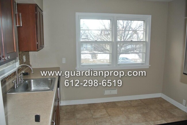 Building Photo - House in Midway Available August 1, Hardwo...