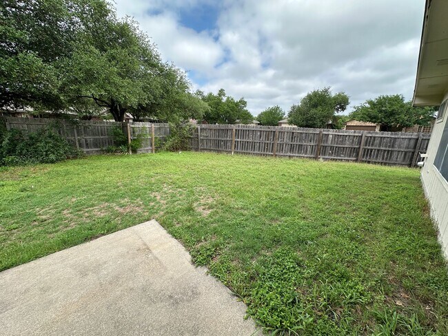 Building Photo - Awesome 3 Bed 2 Bath! Large Texas size home
