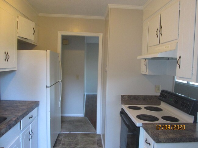 Building Photo - 2 bedroom 1 bath duplex off of Broad River Rd