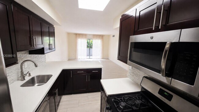 Building Photo - 6904 N Kendall Dr