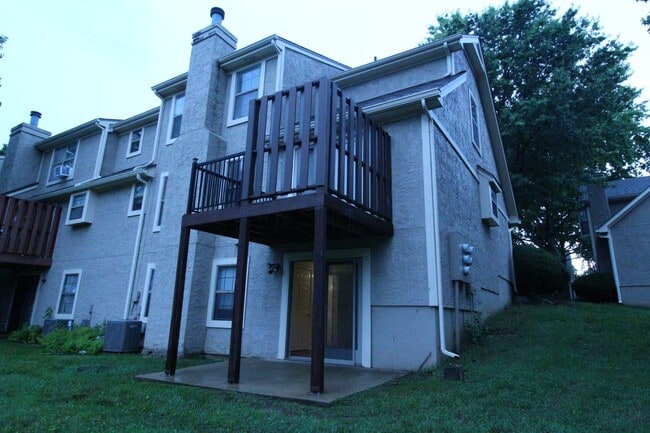 Building Photo - Beautiful 2+ Bedroom 4 Bath Townhome In Ov...