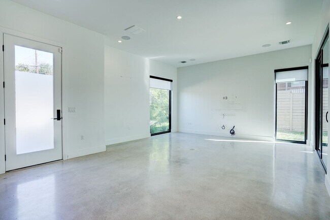 Building Photo - Spacious 3-Bedroom, 2.5-Bath Contemporary ...