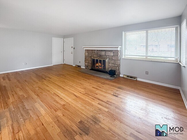 Building Photo - $0 DEPOSIT OPTION. CHARMING BRICK RANCH WITH FINISHED BASEMENT ON LARGE CORNER LOT NEAR DOWNTOWN ...