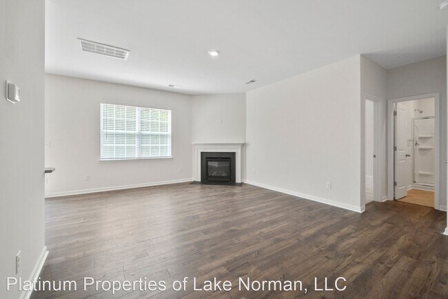 Building Photo - 5 br, 3 bath House - 16116 Trenton Green Lane