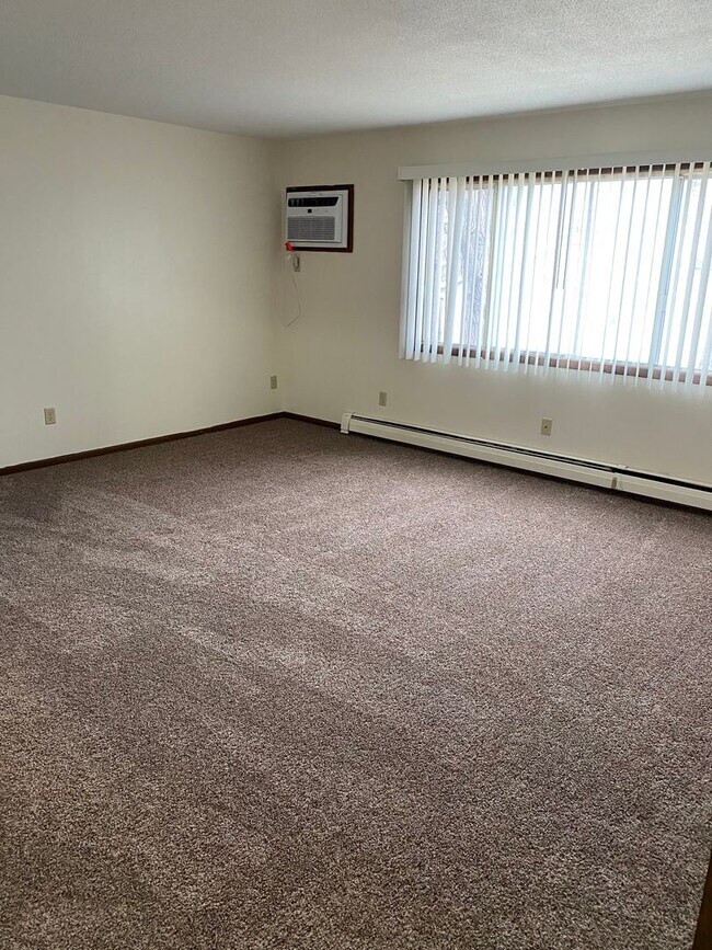 Building Photo - Large Two Bedroom Apartment