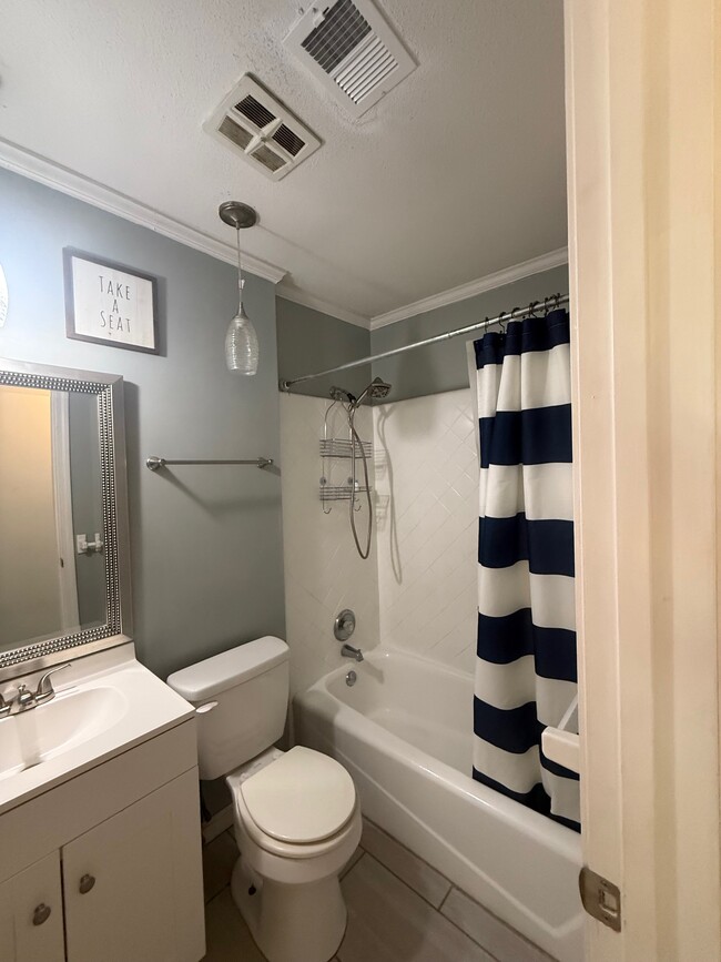 Building Photo - 100 Pineview St