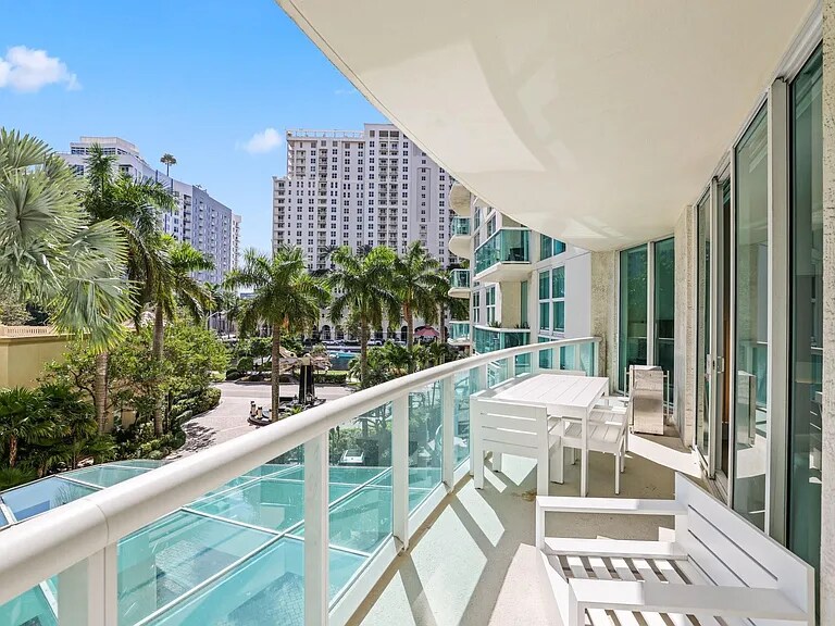 Building Photo - 347 N New River Dr E