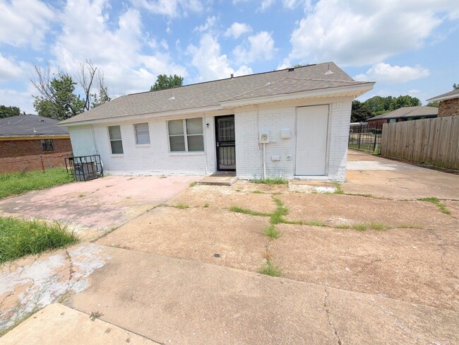 Building Photo - Newly Renovated Home In Whitehaven - Open To Section 8