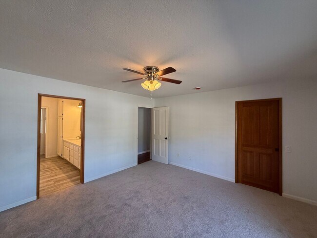 Building Photo - Charming 3BD/3BA Home in Ramona with Large Backyard, 2-Car Garage & In-Unit Laundry
