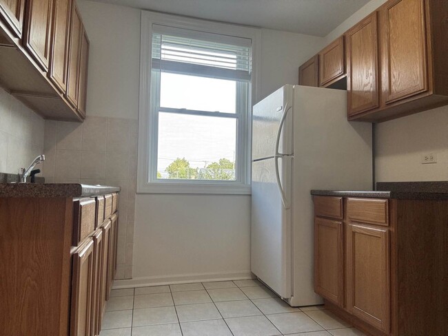 Building Photo - 2524 W Ardmore Ave