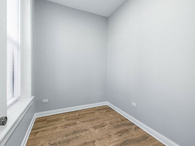 Building Photo - 1621 W Cullerton St