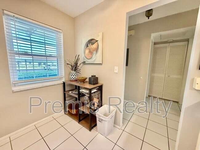 Building Photo - 1701 Pinehurst Rd