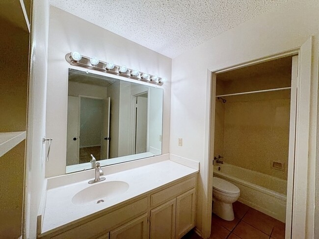 Building Photo - 2 Bedroom Condo for rent off Essen Lane