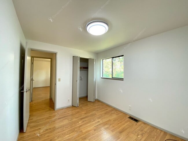 Building Photo - A Rare Find: Expansive NE Bend Home with E...