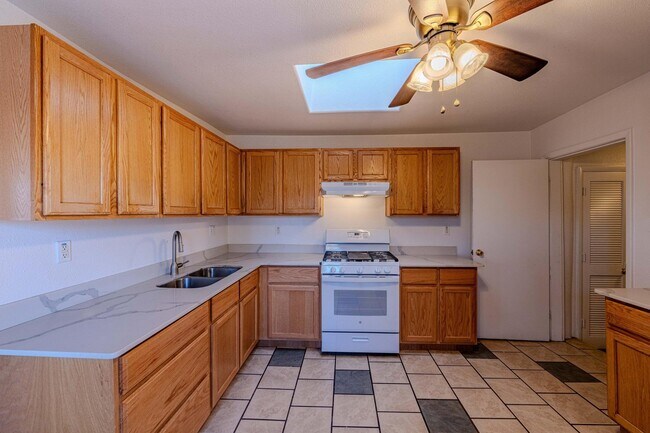 Building Photo - 609 Candelaria Rd NW