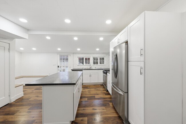 Building Photo - 557 E Weisheimer Rd