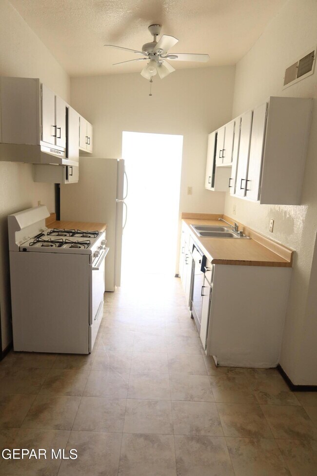 Building Photo - 10736 Obsidian St